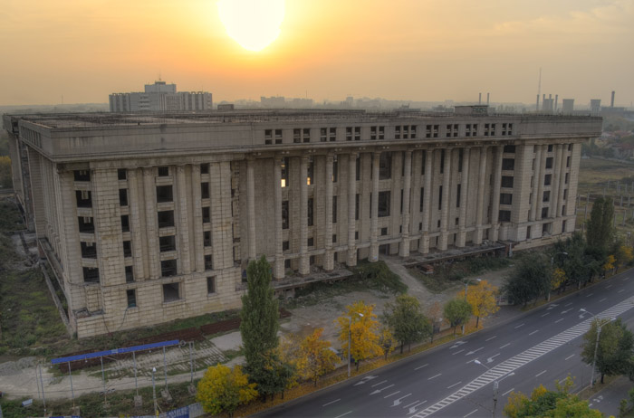 This is the Casa Radio building (also known as Dâmbovița Center). It was originally planned to serve as a museum for the Romanian communist party in the late 80s but has remained unfinished since. The most recent plan was to turn into a big shopping mall with a 5 star hotel, residential area and office towers